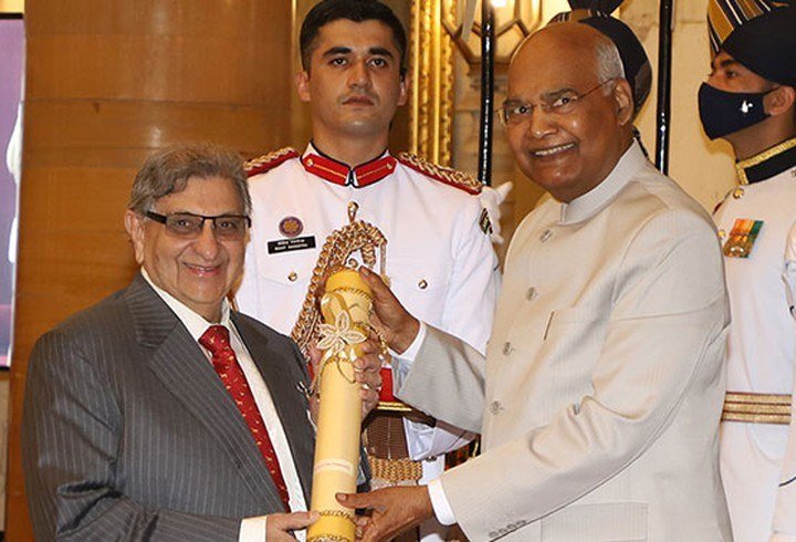 Cyrus Poonawalla, at left, receiving the Padma Bhushan from President Ram Nath Kovind